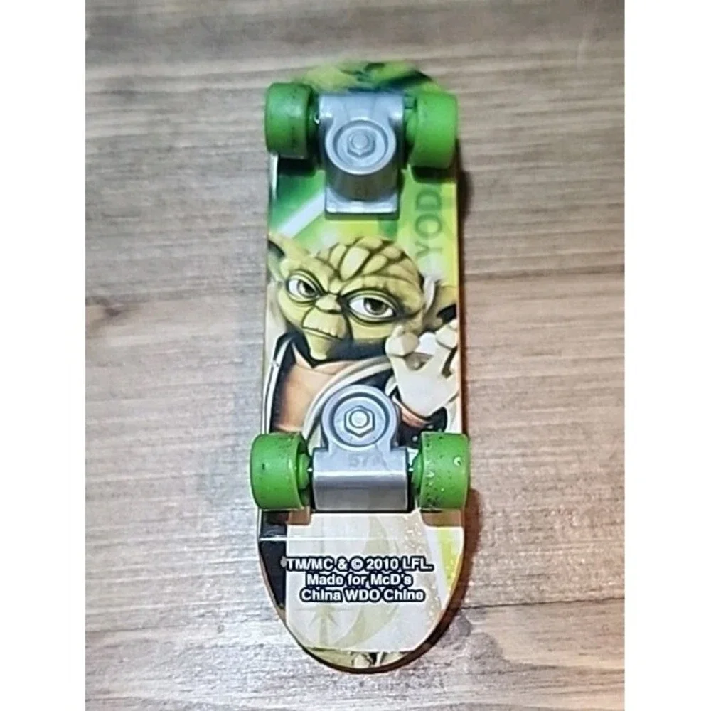 McDonald's happy meal toy Star Wars Clone Wars Yoda‎ mini skateboard 2010 LFL